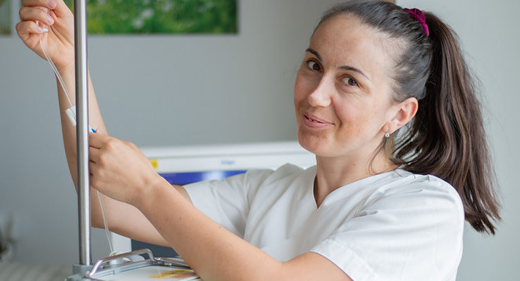 Ausländische Pflegefachkraft bei der Infusionsstellung