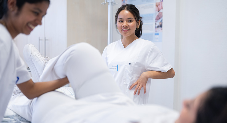 Auszubildende in der Pflege beobachten gemeinsam eine praktische Übung während des Pflegepraktikums im Klinikum Kulmbach.