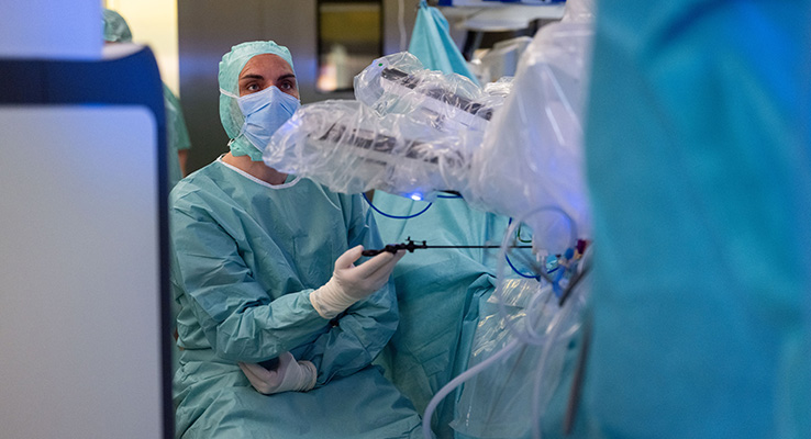 Chirurg steuert das daVinci X-System während einer robotisch assistierten Operation.