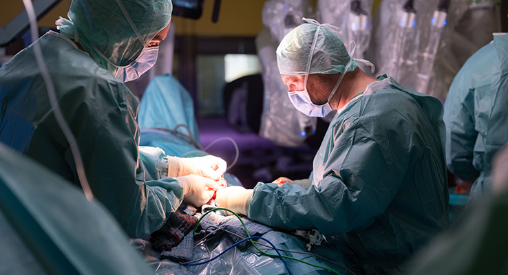 Chirurgisches Team während einer robotisch assistierten Operation im Klinikum Kulmbach.