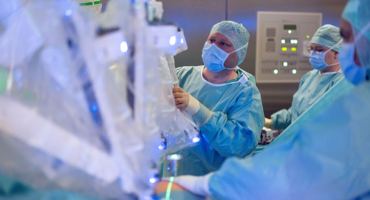 Operateur bereitet das daVinci Xi-System für einen robotisch assistierten Eingriff vor.