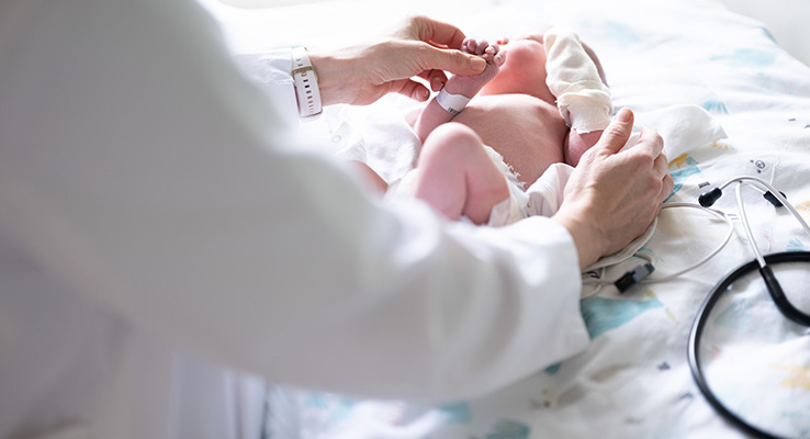 Untersuchung eines Neugeborenen durch unsere Kinderärztin