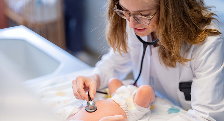 Untersuchung eines Neugeborenen durch unsere Kinderärztin