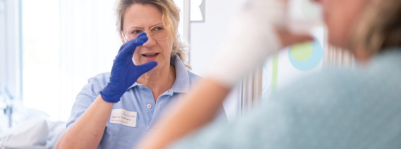 Logopädin des Klinikum Kulmbach führt eine Sprach- und Schlucktherapie mit einer Patientin durch.