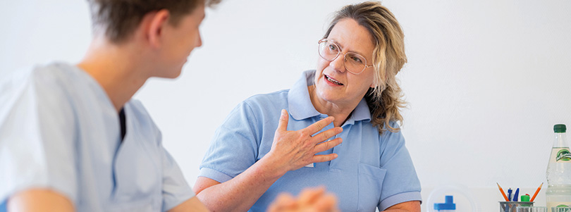 Logopädin des Klinikum Kulmbach berät einen Patienten im Rahmen einer Sprach- und Sprechtherapie.
