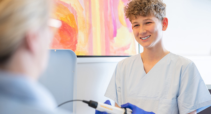 Auszubildende in der Pflege beobachten gemeinsam eine praktische Übung während des Pflegepraktikums im Klinikum Kulmbach.
