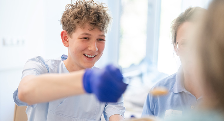 Praktikant unterstützt unter Anleitung bei einer logopädischen Schlucktherapie.