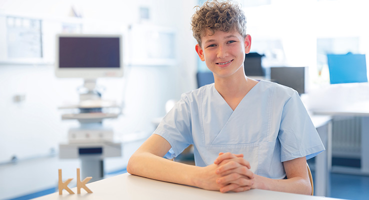 Praktikant der Logopädie lächelt während seines Praktikums im Klinikum Kulmbach in die Kamera.