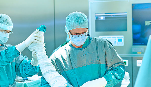 Ärzteteam im Operationssaal Schwerpunkt Orthopädie