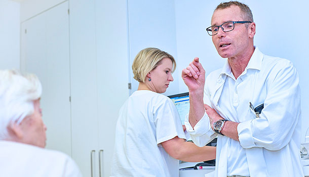 Gespräch zwischen Arzt und Patient Schwerpunkt Orthopädie