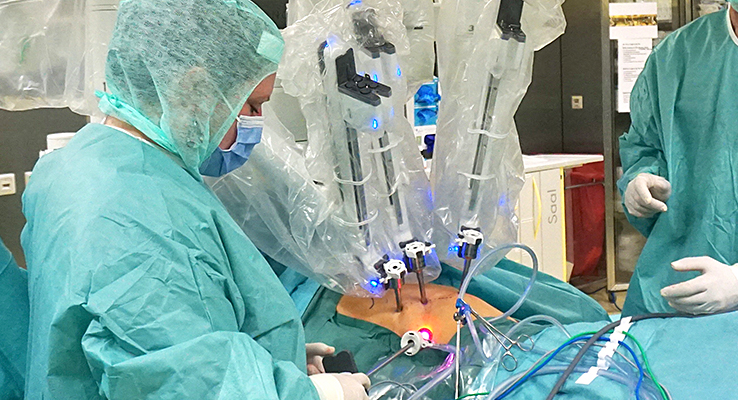 Behandlung im Uroonkologischen Zentrum Kulmbach Medizinisches Team bei der Behandlung eines Patienten am Klinikum Kulmbach