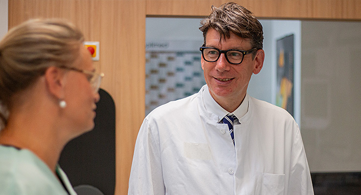 Prof. Dr. med. Gernot Schulte-Altedorneburg - Gespräch mit Mitarbeiterin Prof. Dr. med. Gernot Schulte-Altedorneburg - Gespräch mit Mitarbeiterin